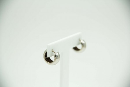 Par de argolas de ouro branco liso em formato circular