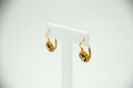 Par de brincos caramujo de ouro amarelo com esmaltes policromados