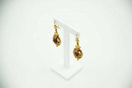 Par de brincos de ouro amarelo com recortes e flores