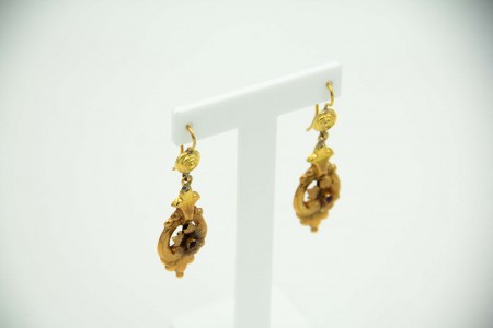  Brincos de ouro amarelo com recortes e flores