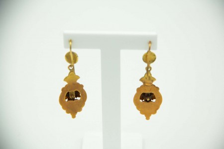 Par de brincos de ouro amarelo com recortes e flores