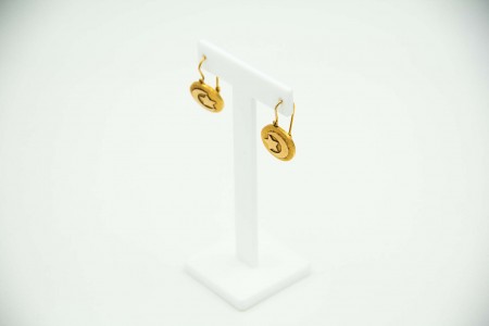 Par de brincos circulares em ouro amarelo com estrelas e meia lua.