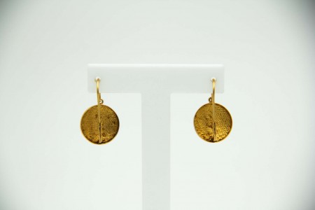 Par de brincos circulares em ouro amarelo com estrelas e meia lua.