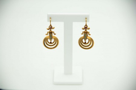 Brincos de ouro amarelo com elementos articulados e aplicação de turquezas