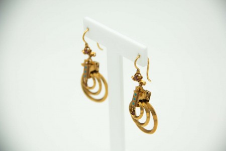 Brincos de ouro amarelo com elementos articulados e aplicação de turquezas