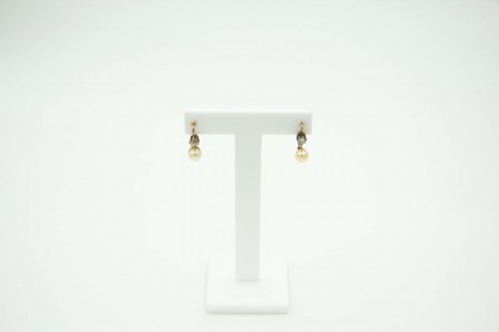 Par de brincos em ouro com párolas e dimantes em talhe brilhante lapidados