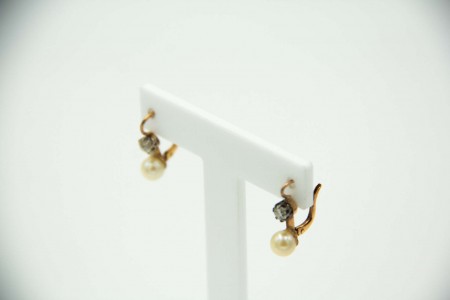 Par de brincos em ouro com párolas e dimantes em talhe brilhante lapidados