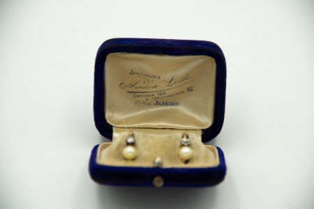 Brincos em ouro com pérolas e diamantes em talhe brilhante lapidados