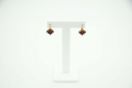 Par de brincos em ouro com pérolas de semente e rubis calibrados