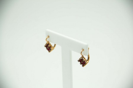 Par de brincos em ouro com pérolas de semente e rubis calibrados