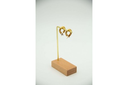 Brinco - argolas em ouro amarelo com segmentos escovados.