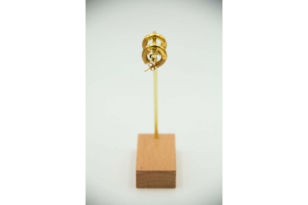 Brinco - argolas em ouro amarelo com segmentos escovados.