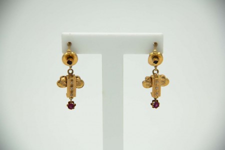 Brincos em ouro amarelo articulados com pérolas semente e pingentes com pedras 