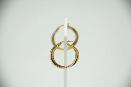 Brincos - argolas em ouro bicolor com relevos.