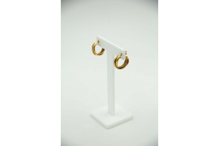 Brincos - argolas em ouro amarelo com elementos sobrepostos.