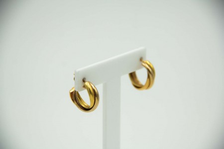 Brincos - argolas em ouro amarelo com elementos sobrepostos.