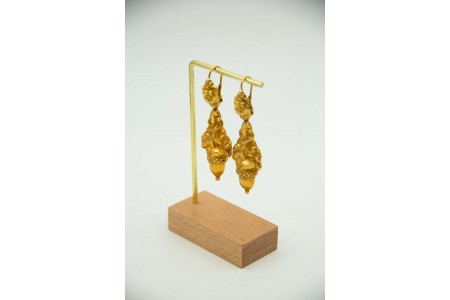 Par de brincos articulados em ouro amarelo em forma de bolotas como pingentes