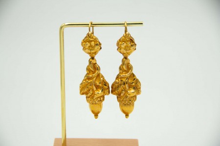 Par de brincos articulados em ouro amarelo em forma de bolotas como pingentes