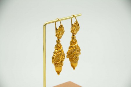 Par de brincos articulados em ouro amarelo em forma de bolotas como pingentes