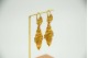 Par de brincos articulados em ouro amarelo em forma de bolotas como pingentes