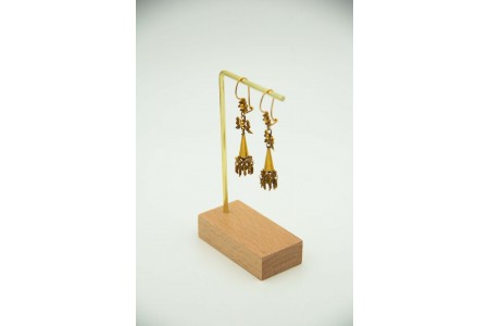 Brincos em ouro amarelo tipo pião com pingentes articulados