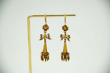 Brincos em ouro amarelo tipo pião com pingentes articulados