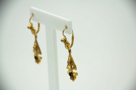 Brincos em ouro amarelo recortados com pedras e pérolas