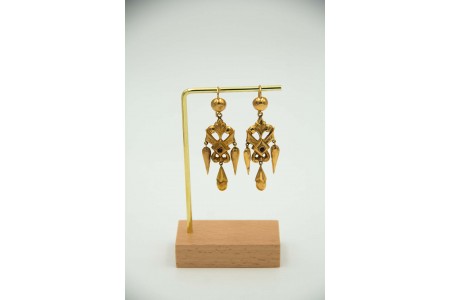 :Brincos articulados em ouro amarelo com pingentes basculantes e pedras vermelha