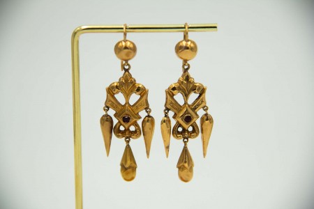 :Brincos articulados em ouro amarelo com pingentes basculantes e pedras vermelha