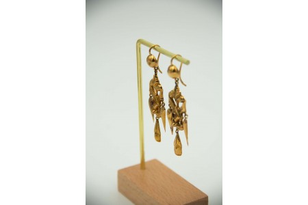 Brincos articulados em ouro amarelo com pingentes basculantes e pedras vermelha