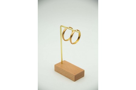 Brincos - argolas de ouro amarelo em meia cana e gravados.