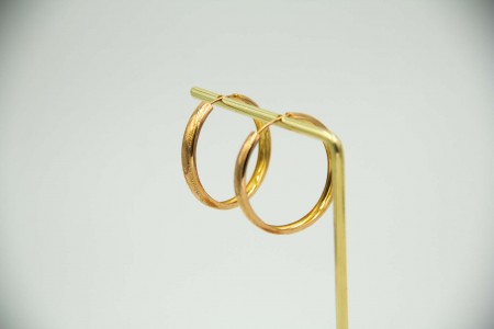 Brincos - argolas de ouro amarelo em meia cana e gravados.