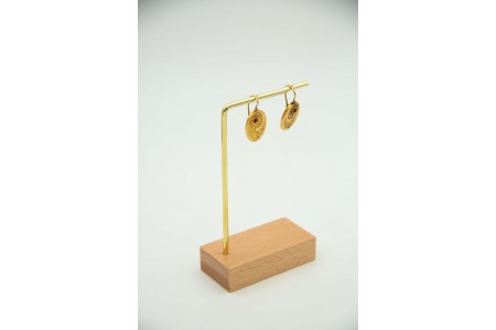 Brincos ovais em ouro amarelo com relevos e pedras vermelhas aplicadas