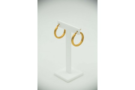 Brincos em forma de argolas de ouro amarelo com faixas relevadas.