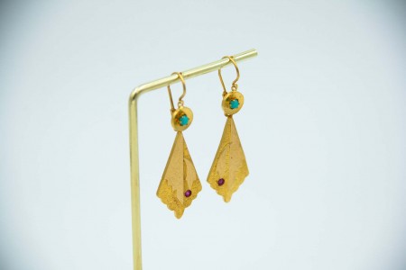 Brincos de ouro amarelo ao estilo folha de oliveira com turquezas e pedras 