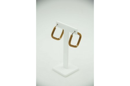 Brincos em forma de argolas quadradas em ouro bicolor matizado.