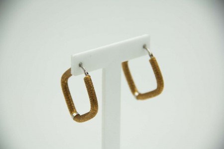 Brincos em forma de argolas quadradas em ouro bicolor matizado.