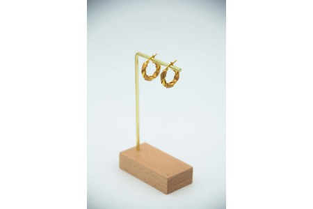 Brincos em forma de argolas circulares em ouro amarelo com relevos alternados.