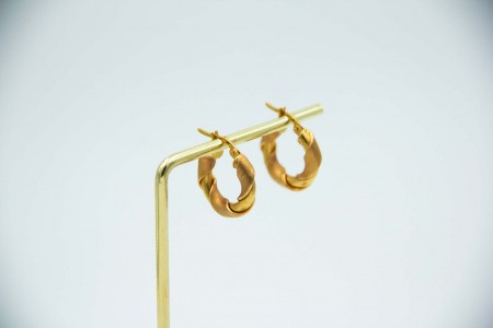 Brincos em forma de argolas circulares em ouro amarelo com relevos alternados.