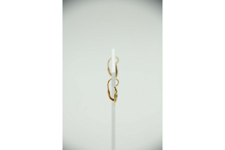  Brincos em ouro amarelo em formato circular com pedras verdes e esmaltes.