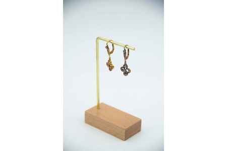 Brincos em ouro amarelo em forma de trevos basculantes com pedras incolores.