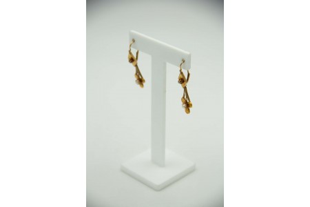 Brincos de ouro amarelo em forma de trevo ao estilo articulado e pérolas