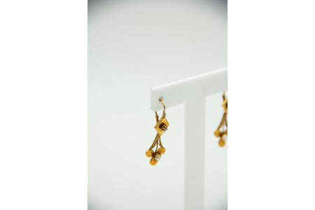 Brincos de ouro amarelo em forma de trevo ao estilo articulado e pérolas
