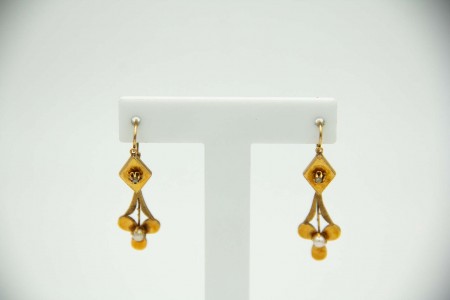 Brincos em ouro amarelo em forma de trevo ao estilo articulado e pérolas