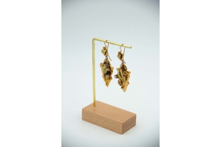 Brincos de ouro amarelo com flores e pérolas
