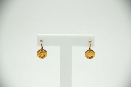 Brincos de ouro amarelo de gradinha com gravados e pérolas de semente aplicadas.