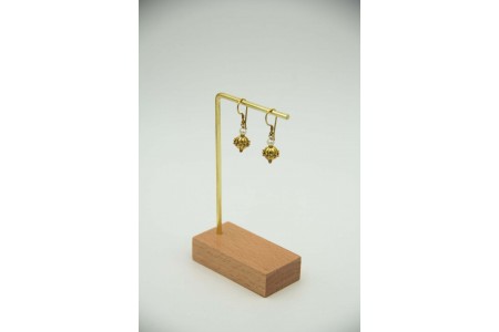 Brincos de ouro amarelo ao estilo pião com pérolas aplicadas.