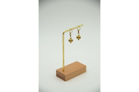 Brincos de ouro amarelo ao estilo pião com pérolas aplicadas.