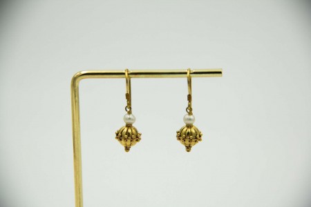 Brincos de ouro amarelo ao estilo pião com pérolas aplicadas.