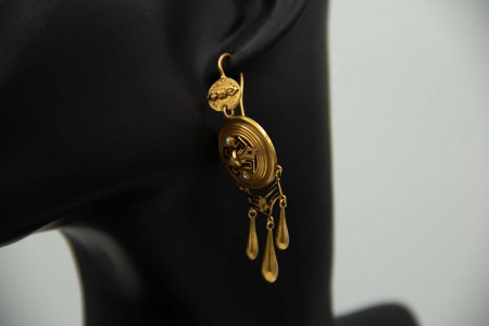 Brincos circulares de ouro amarelo com frisos, recortes, pérolas e pingentes art